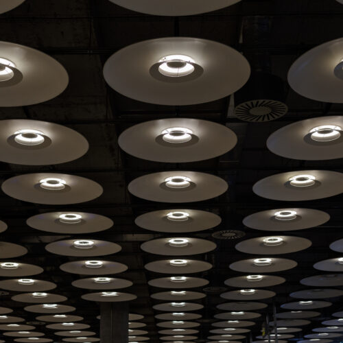 Havalimanında tavan aydınlatmaları