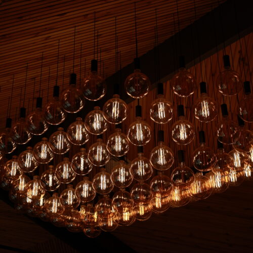 Dekoratif Edison ampullerden oluşan avize